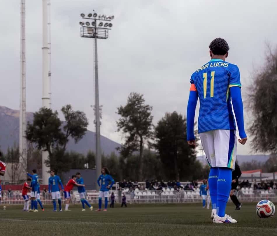 Kauã Pavuna em partida pela Seleção Brasileira Sub-15