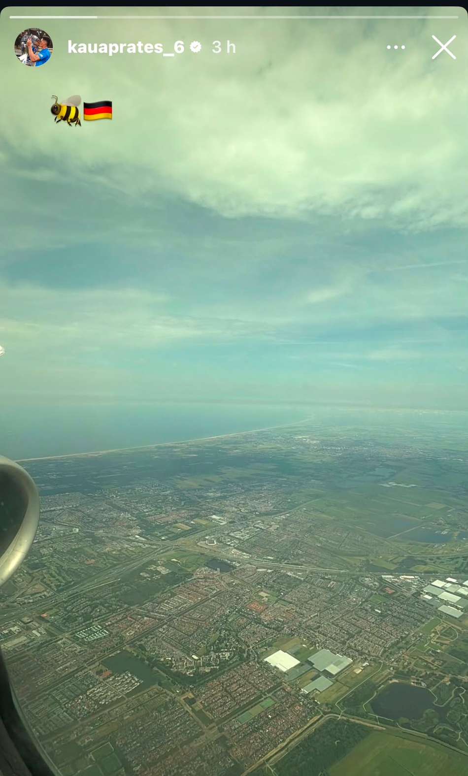 Kauã Prates, ex-jogador do Cruzeiro, postou foto da janela do avião na viagem para a Alemanha
