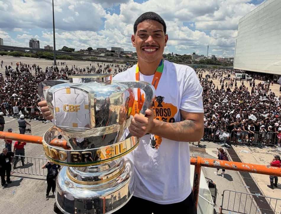 Goleiro Kauê com a camisa do Corinthians