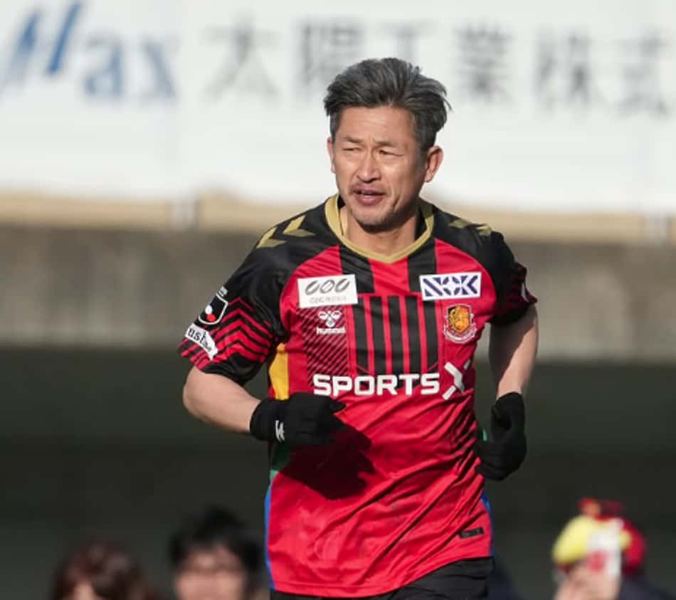 Kazu Miura correndo em jogo, com seu uniforme rubro-negro