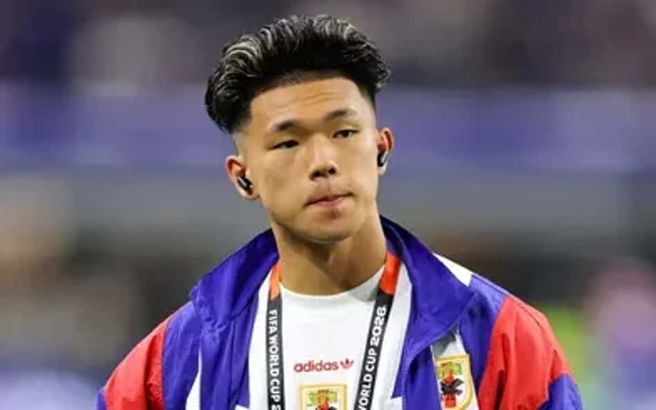 Kento Shiogai (nº 26), do Japão, inspeciona o gramado antes da partida contra a Suécia pelo Grupo F da Copa do Mundo da FIFA 2026, no Dallas Stadium, em Arlington, Texas