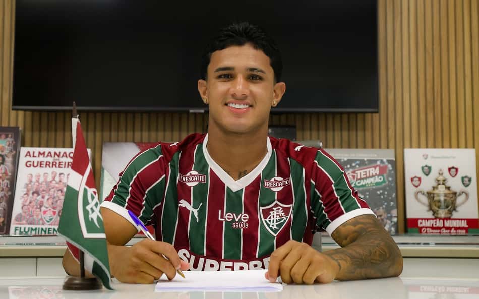 Fluminense anuncia renovação com centroavante da Esquadrilha 07