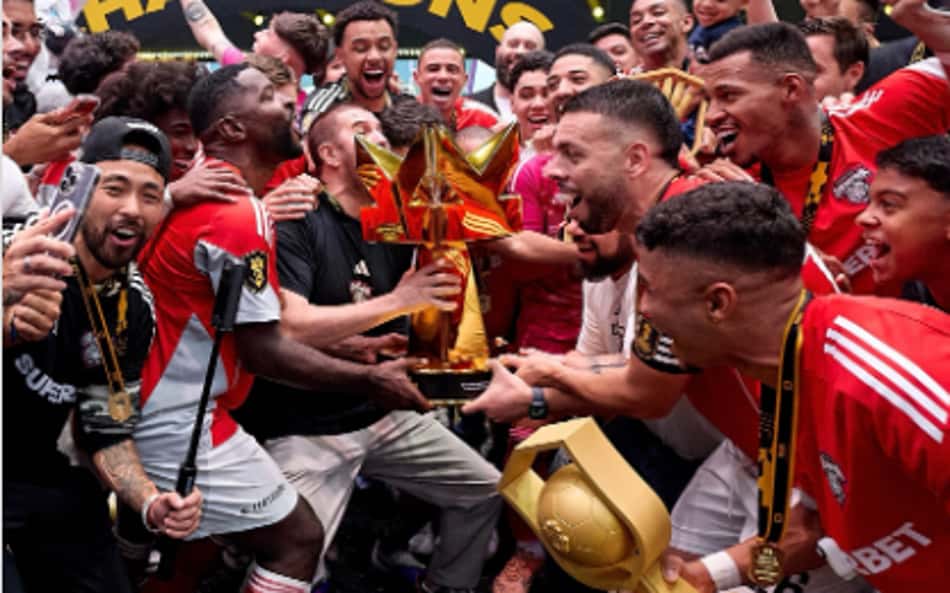 Jogadores e comissão do DesimpaiN comemoram título da Kings League Brasil