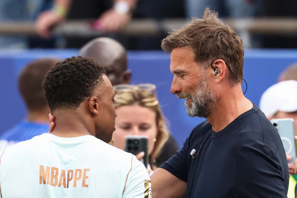 Mbappé cumprimenta Klopp