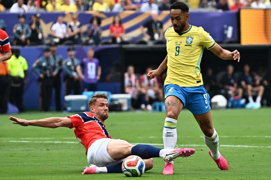 Kristoffer Vassbakk Ajer faz pênalti em Matheus Cunha durante Brasil x Noruega pelas oitavas de final da Copa do Mundo 2026