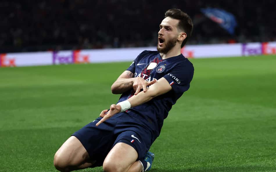 Khvicha Kvaratskhelia celebra golaço contra o Liverpool em jogo de ida das quartas da Champions League (Foto: Anne-Christine Poujoulat / AFP)