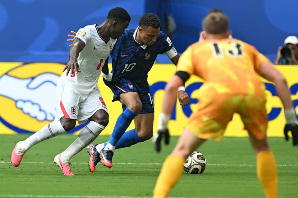 Kylian Mbappé em ação durante a partida entre França e Inglaterra