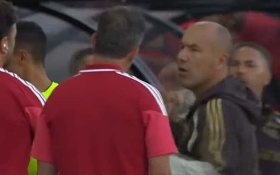 Benfica x Flamengo: Prestianni, que insultou Vini Jr, é alvo de entradas duras e da torcida
