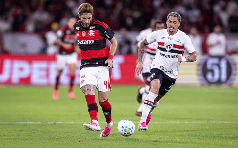 Leo Pereira correndo ao lado de Luciano em Flamengo x São Paulo
