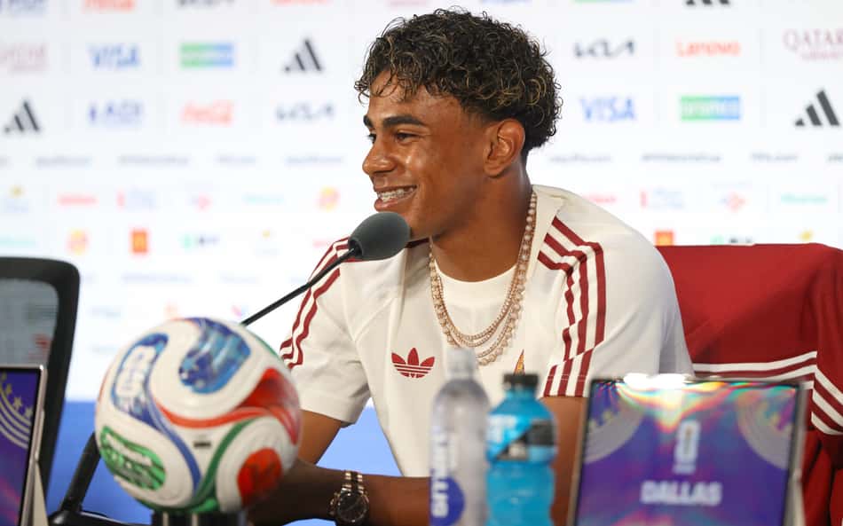 Lamine Yamal sorri durante entrevista coleitva antes de duelo entre Espanha e França