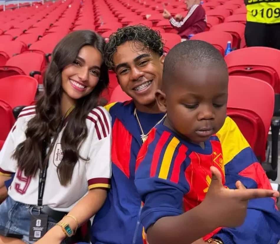 Keyne e Lamine Yamal durante jogo da Espanha