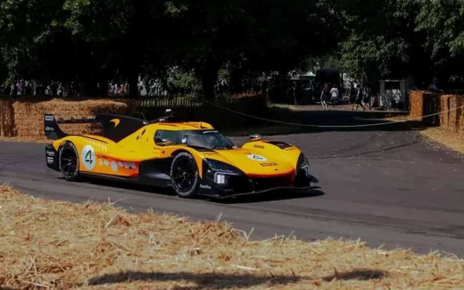 Lando Norris bate com carro histórico da McLaren em Goodwood