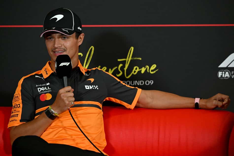 O piloto britânico da McLaren, Lando Norris, participa de uma coletiva de imprensa antes do Grande Prêmio da Grã-Bretanha de Fórmula 1, no circuito de Silverstone, em Silverstone, no centro da Inglaterra 