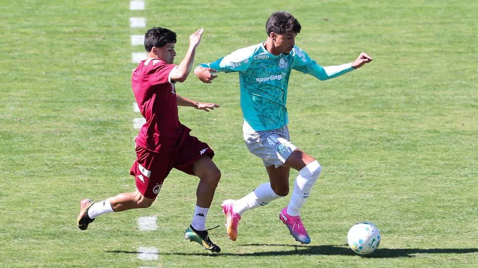 Larson, meia do Palmeiras, em jogo-treino contra o Juventus. Felipe Anderson também marcou