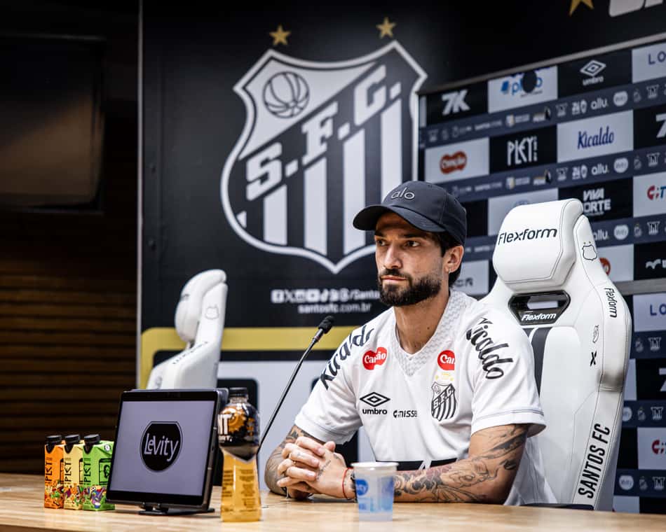 Lautaro Díaz com a camisa do Santos durante apresentação