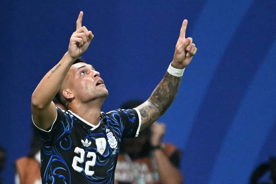 Lautaro Martínez aponta os dedos para o céu e comemora gol da Argentina sobre a Inglaterra