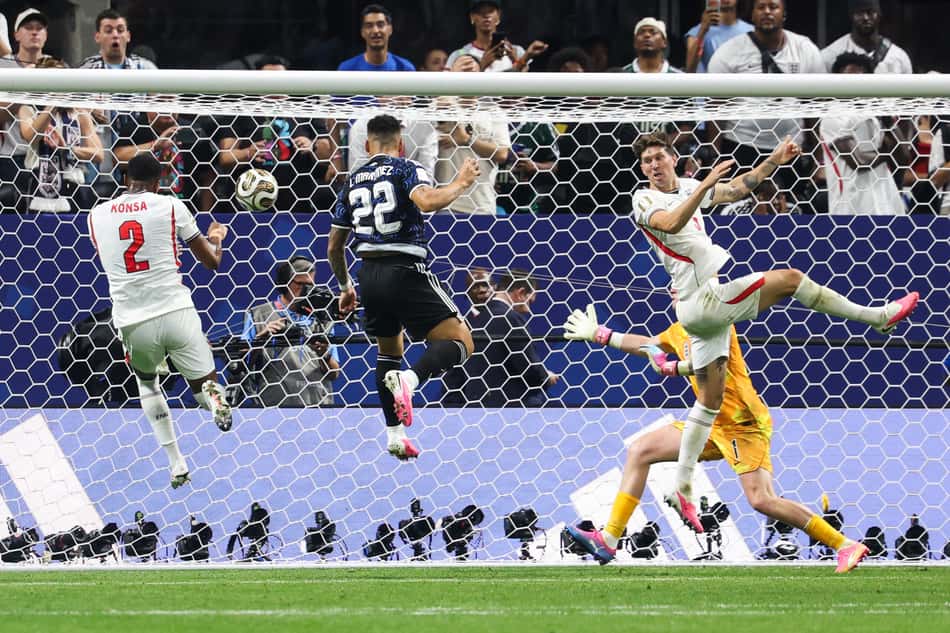 Lautaro Martínez cabeceia para marcar o gol da vitória da Argentina sobre a Inglaterra na Copa do Mundo