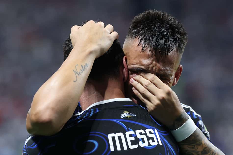 Lautaro Martinez chora abraçado à Messi em virada da Argentina sobre a Inglaterra