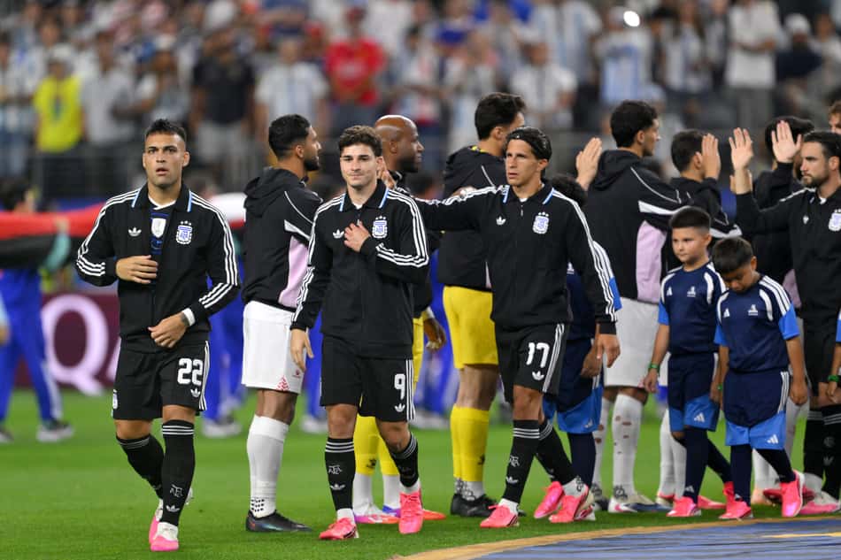 Lautaro Martínez e Julián Álvarez antes do jogo entre Argentina e Jordânia, pela Copa do Mundo