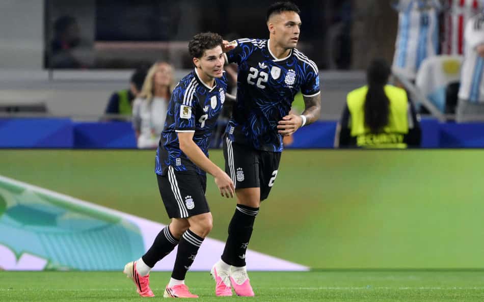 Lautaro Martínez e Julián Álvarez comemora gol da Argentina sobre a Jordânia na Copa do Mundo