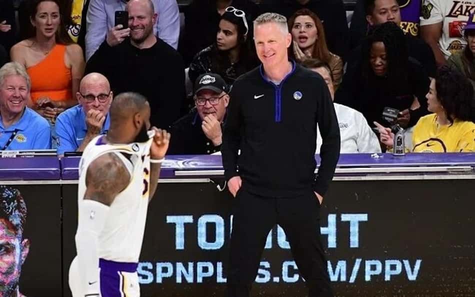Steve Kerr e LeBron James (Foto: Adam Pantozzi / AFP)