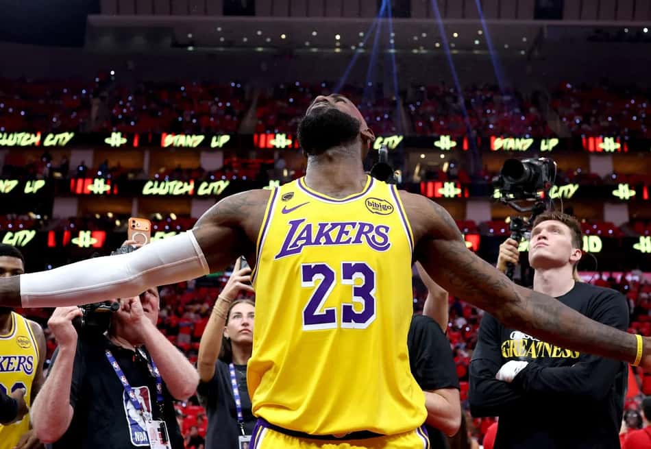 LeBron James, do Lakers, faz gesto durante ritual pré-jogo contra o Rockets pela primeira rodada dos playoffs (Foto: Kenneth richmond/Getty images/Afp)