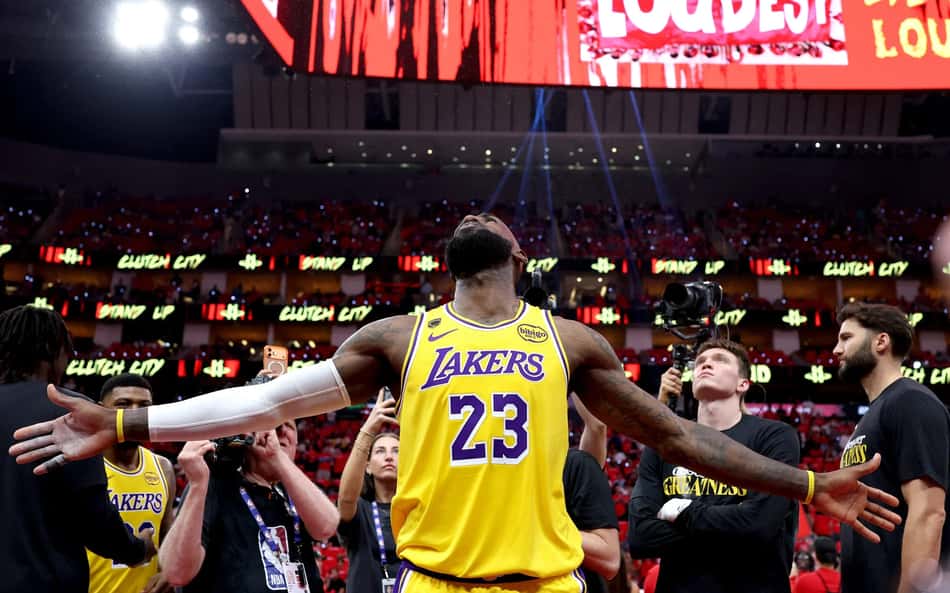 LeBron James, do Lakers, faz gesto durante ritual pré-jogo contra o Rockets pela primeira rodada dos playoffs (Foto: Kenneth richmond/Getty images/Afp)