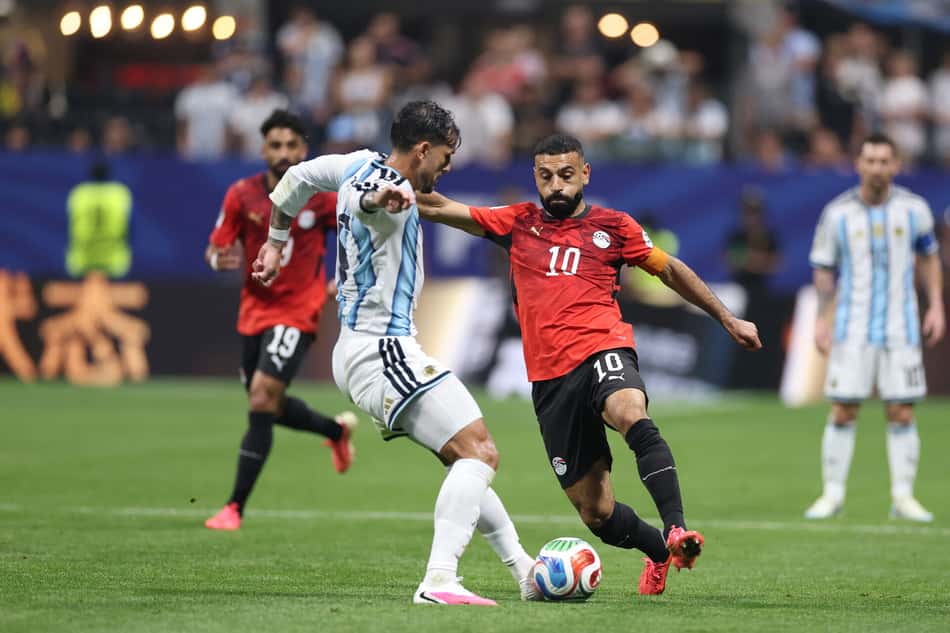 Leandro Paredes divide bola com Salah em Argentina x Egito, na Copa do Mundo