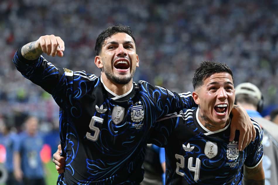 Leandro Paredes e Enzo Fernandez celebram classificação da Argentina à final da Copa do Mundo