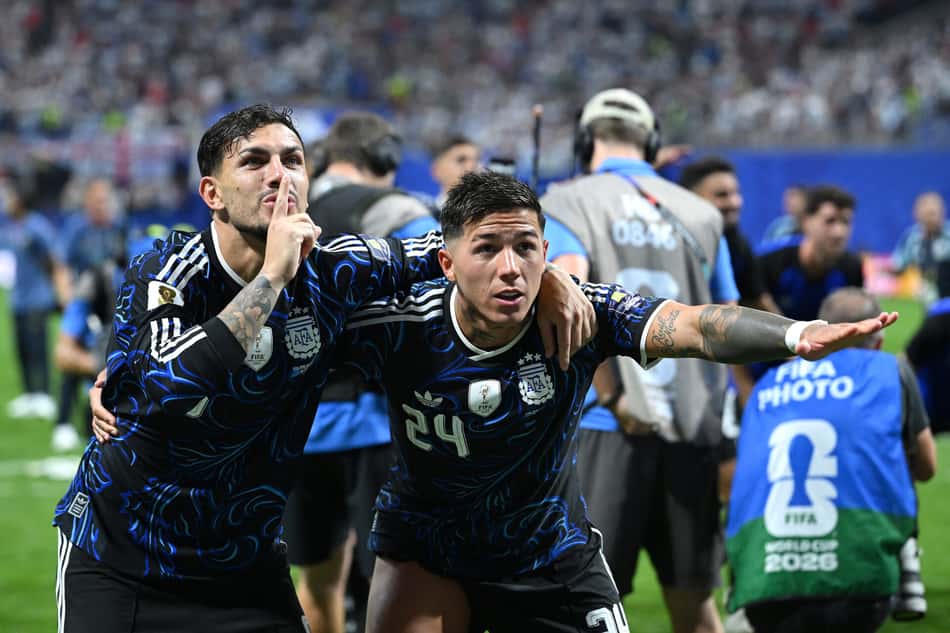 Leandro Paredes e Enzo Fernandez celebram classificação da Argentina à final da Copa do Mundo
