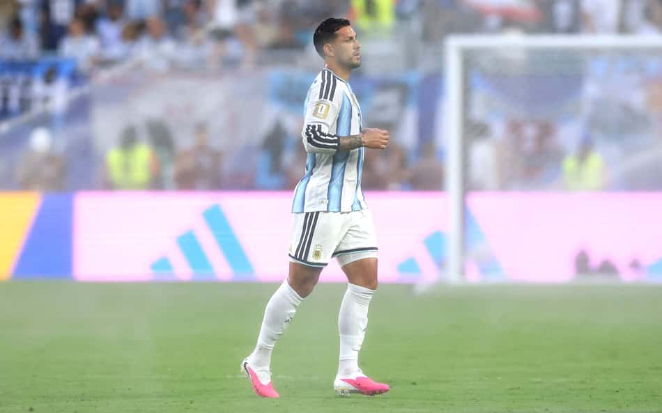 Leandro Paredes em ação pela Argentina no jogo contra Cabo Verde, pela Copa do Mundo