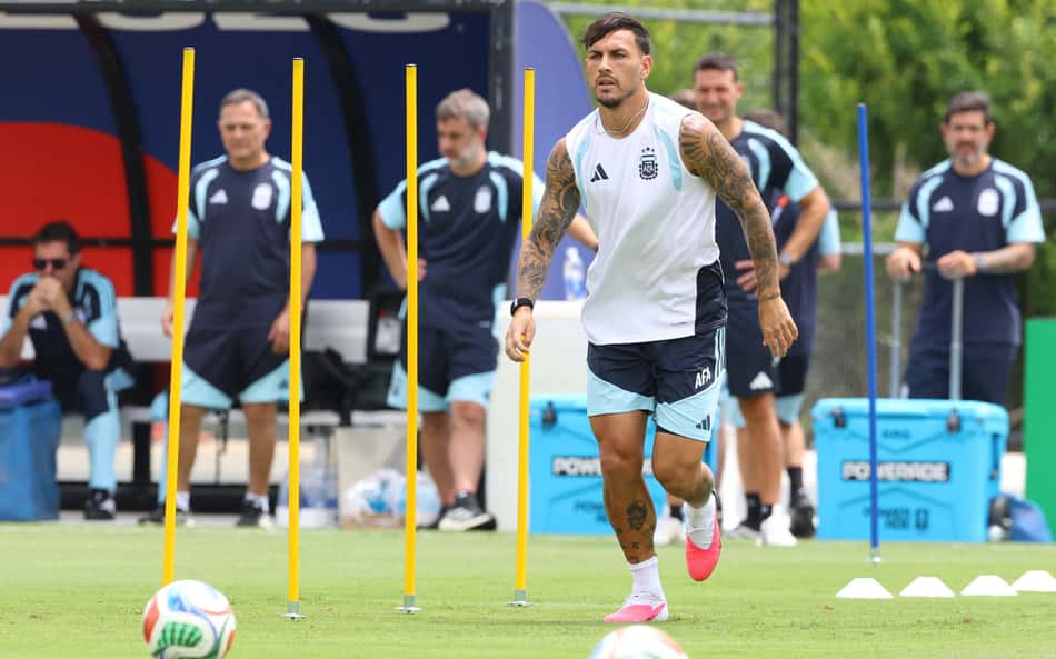Leandro Paredes em treino da Argentina antes do jogo contra o Egito pela Copa do Mundo