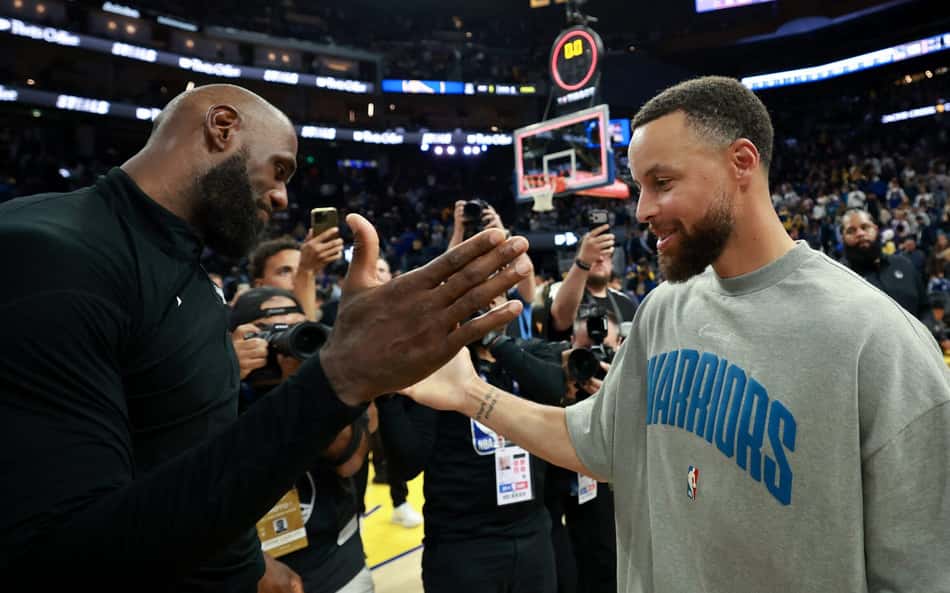 Stephen Curry, do Golden State Warriors, cumprimenta LeBron James, do Los Angeles Lakers, após jogo no Chase Center, em San Francisco, em 9 de abril de 2026 (Foto: Ezra Shaw/Getty Images/AFP)