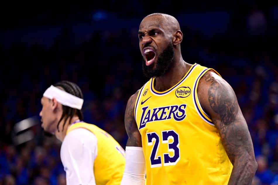 eBron James em ação na semifinal da Conferência Oeste da NBA 2025/26 (Foto: JOSHUA GATELEY / GETTY IMAGES)