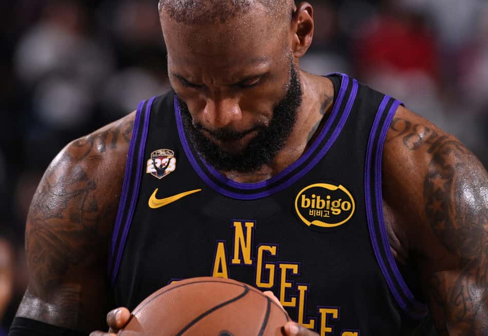 LeBron James, do Los Angeles Lakers, se prepara para arremesso livre contra o LA Clippers na NBA, em Los Angeles, em 22 de janeiro de 2026 (Foto: Juan Ocampo/NBAE/Getty Images/AFP)