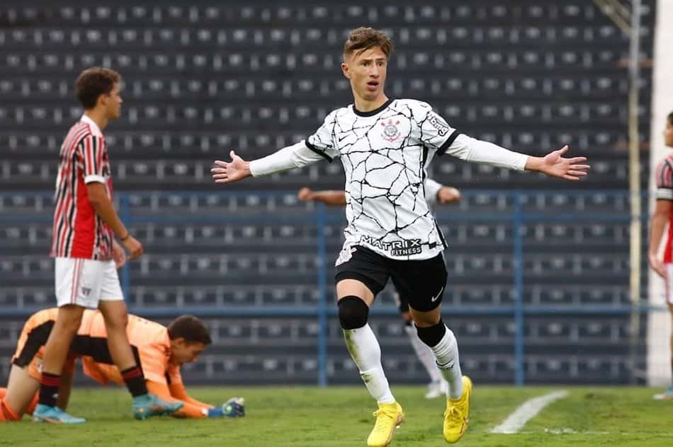 Léo Agostinho comemora gol do Corinthians