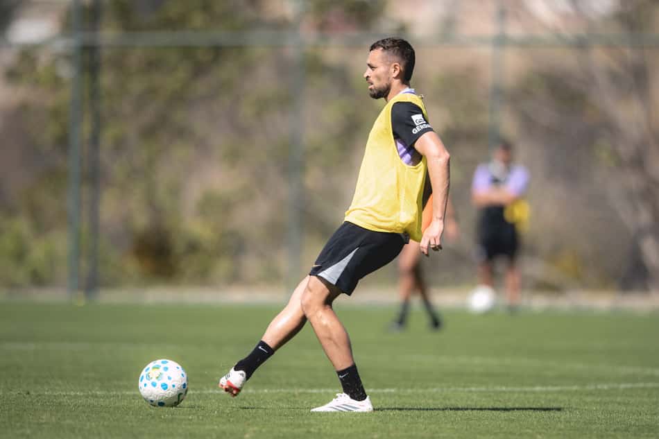 Léo Duarte controla a bola no treino do Atlético  (Foto: Pedro Souza / Atlético)
