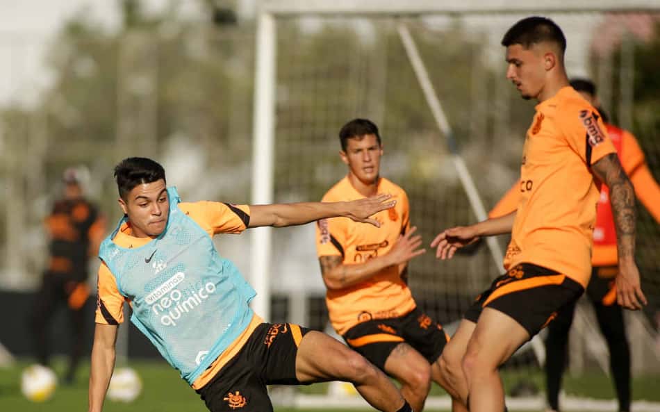 Léo Mana em dividida de bola durante treino pelo Corinthians
