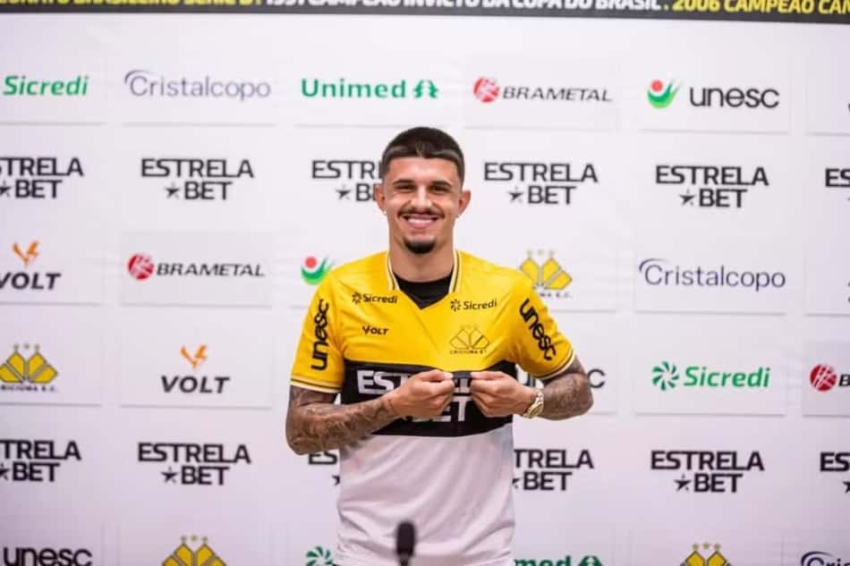 Léo Mana durante apresentação com a camisa do Criciúma
