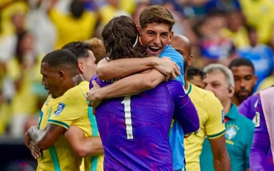 Léo Nannetti abraça Alisson, goleiro da Seleção, após a classificação para as oitavas de final da Copa do Mundo