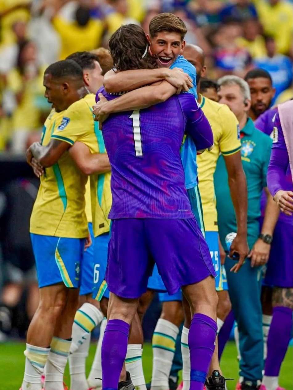 Léo Nannetti abraça Alisson, goleiro da Seleção, após a classificação para as oitavas de final da Copa do Mundo