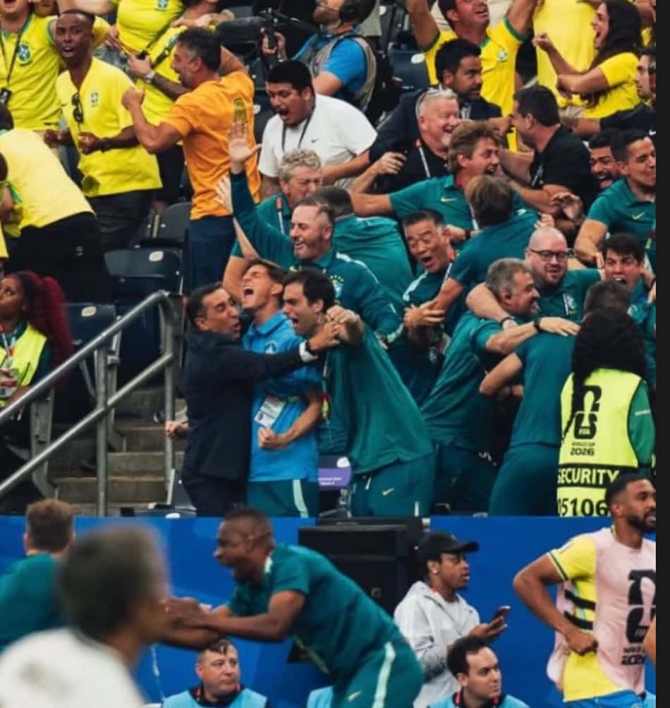 Léo Nannetti abraça membros da comissão técnica da Seleção Brasileira em gol da classificação do Brasil na Copa do Mundo
