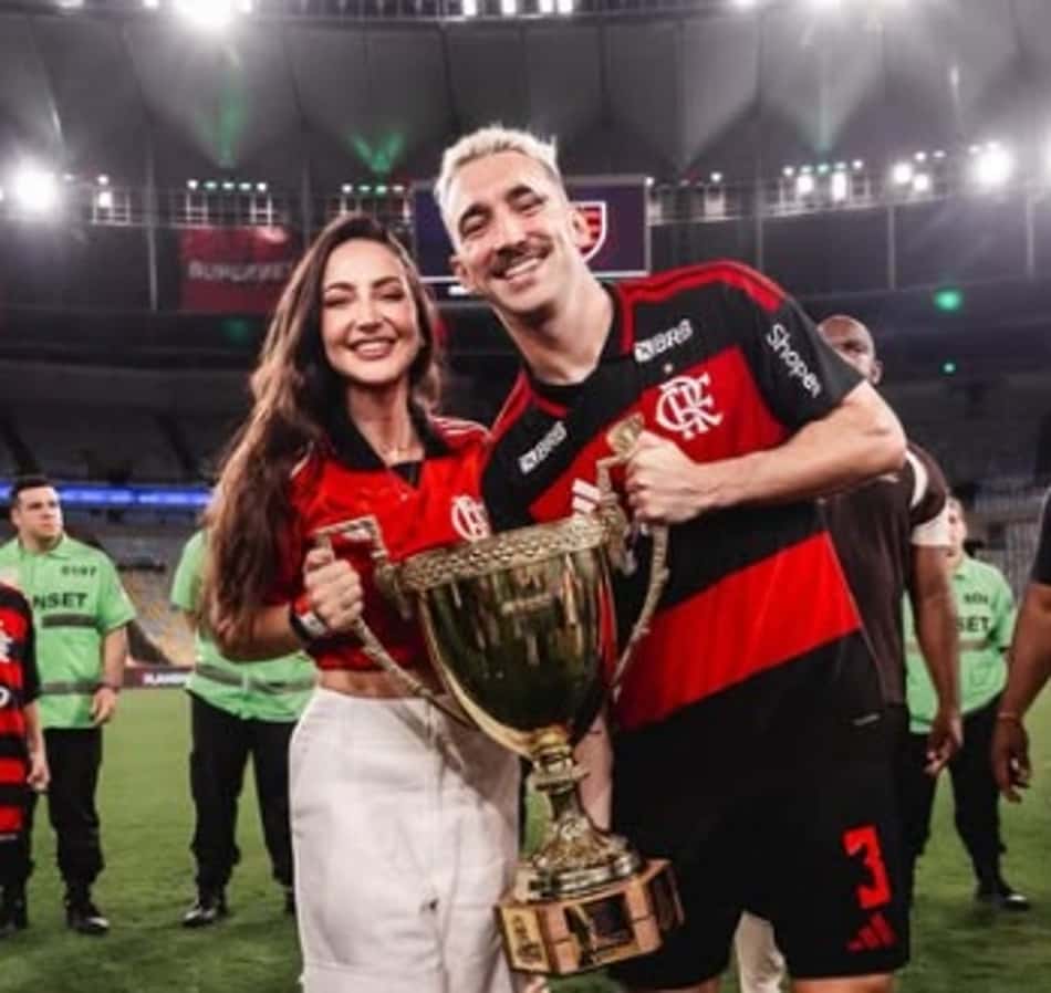 Léo Ortiz e a esposa, Maitê, e a taça do Campeonato Carioca de 2026