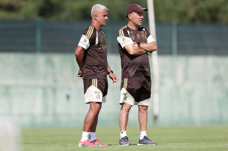 Ao lado de seu auxiliar, técnico Leonardo Jardim observa o treino do Flamengo