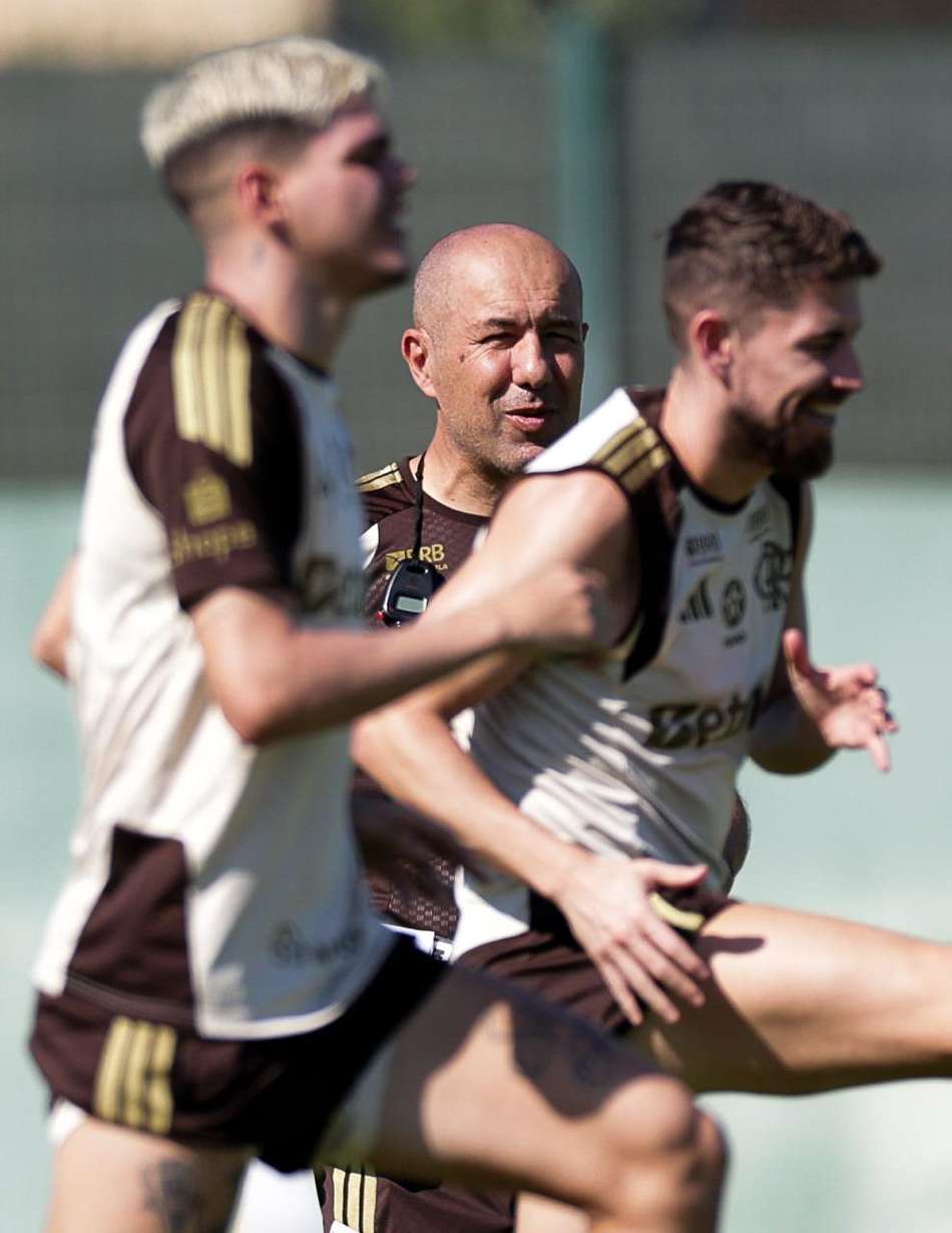 Ayrton Lucas e Jorginho ao lado de Leonardo Jardim durante treino do Flamengo em Portugal