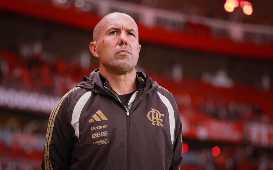 Leonardo Jardim, técnico do Flamengo, no comando da equipe contra o Internacional