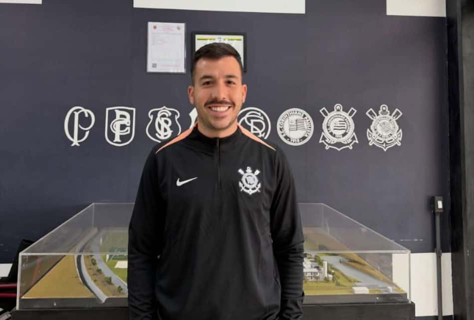 Leonardo Ramelo já com o agasalho do Corinthians