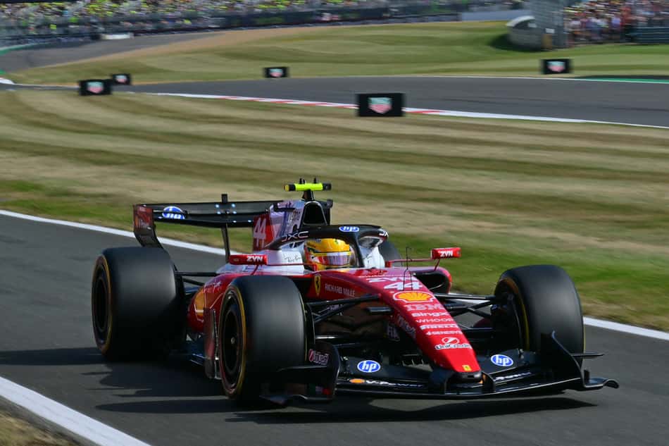 O piloto britânico da Ferrari, Lewis Hamilton, deixa a pista durante a sessão de qualificação do sprint antes do Grande Prêmio da Grã-Bretanha de Fórmula 1, no circuito de Silverstone, em Silverstone, no centro da Inglaterra 