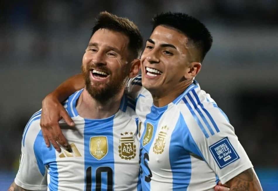 Lionel Messi abraça Thiago Almada em jogo da Argentina (Foto: Luis Robayo / AFP)