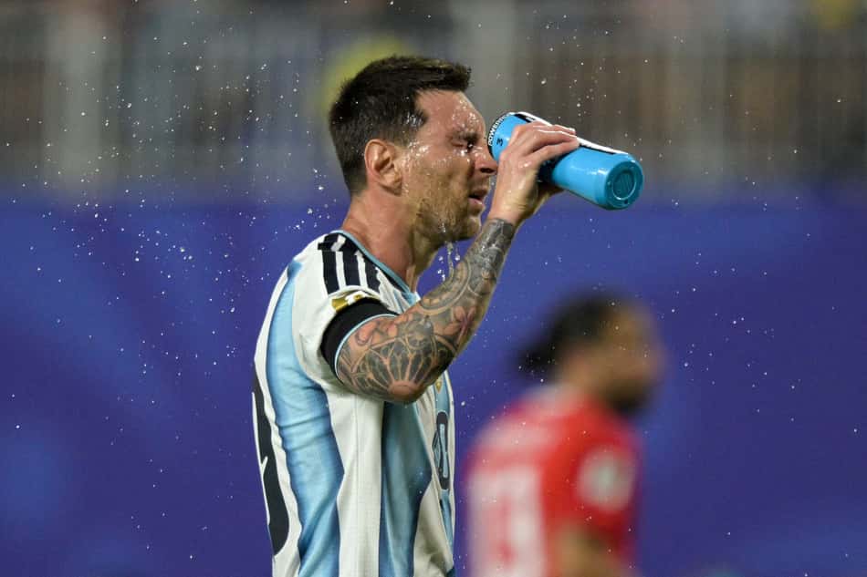 Lionel Messi bebe água durante jogo entre Argentina e Suíça pelas quartas de final da Copa do Mundo